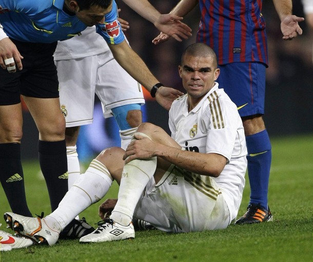 Pepe bị các cầu thủ Barca "chơi".