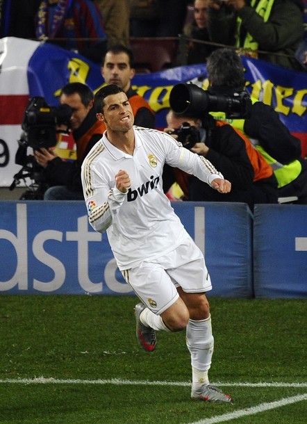 Ronaldo rút ngắn tỷ số.