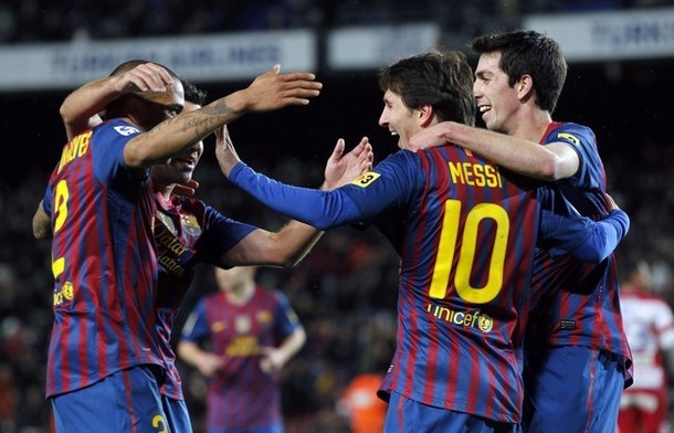 Đồng đội chúc mừng Messi.