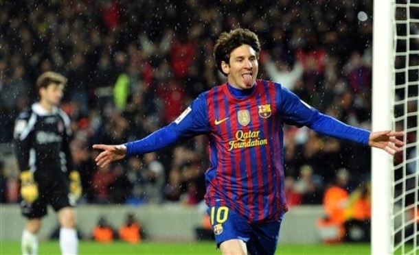 Trên cuộc đua giành Pichichi, Messi cũng đã vượt Ronaldo (34/32 bàn).