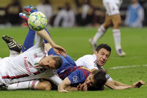 Hàng thủ Milan gặp khó khăn với cầu thủ nhỏ con.