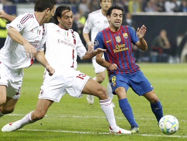 Barca đáp trả. Xavi chơi xông xáo ở khu vực giữa sân.