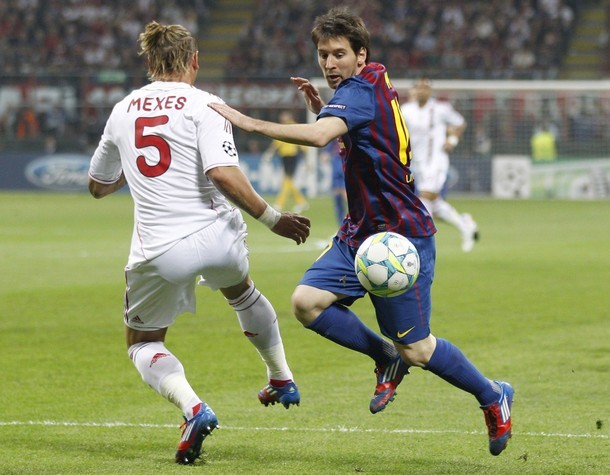 Messi vượt qua trung vệ Milan.