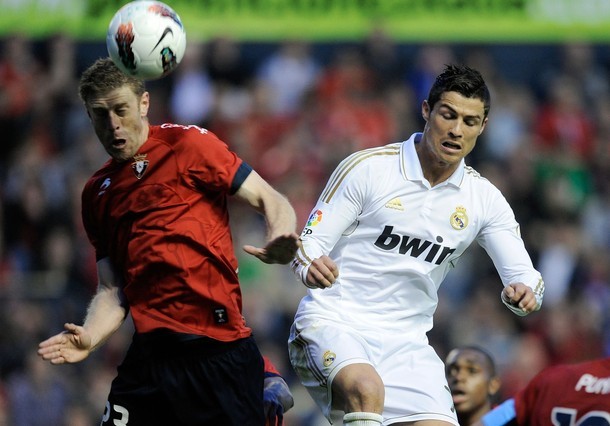 Còn Ronaldo cũng bị hậu vệ Osasuna theo sát.