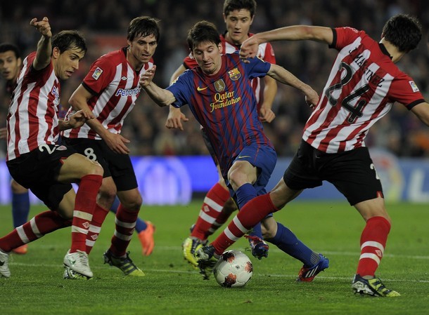 Messi luôn bị theo sát bởi các cầu thủ Bilbao.