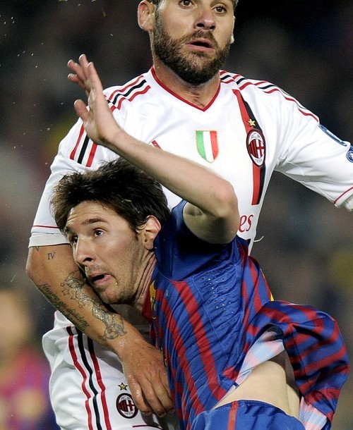 Như thường lệ, Messi bị kèm rất chặt.