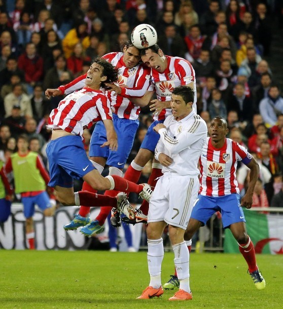 Trận derby diễn ra khá căng thẳng. Ronaldo luôn bị hậu vệ của Atletico theo sát.