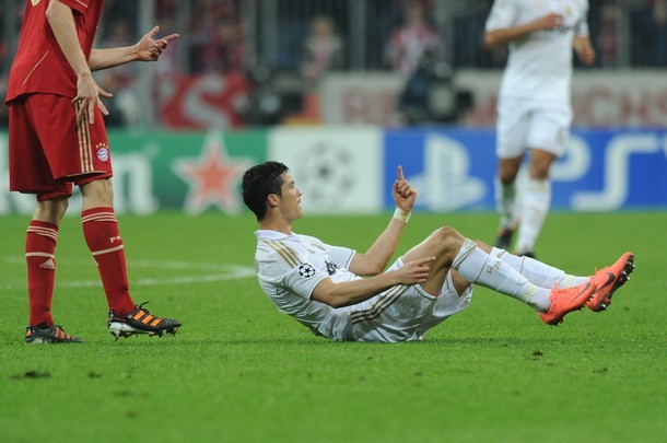Cầu thủ người Bồ Đào Nha được hậu vệ của Bayern chăm sóc rất kỹ.