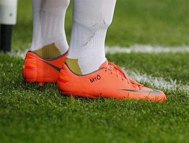 Nhưng trước khi trận đấu diễn ra, Ronaldo bất ngờ bị mất giày. Anh buộc phải mượn giày của Ozil để ra sân.