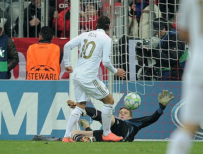 Sang hiệp hai, Ozil mang về bàn thắng gỡ hòa cho Real.