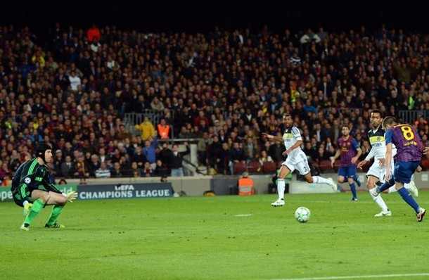 Fabregas đưa về một quả 11m cho Barca. Messi đứng lên thực hiện.