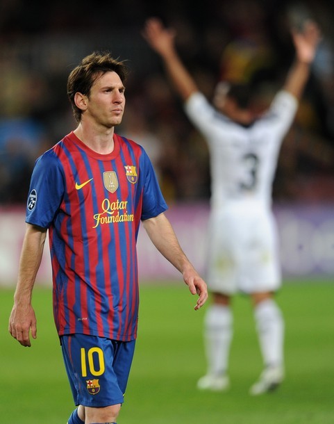 Không lâu sau đó, Messi còn có một cú sút đập cột dọc.
