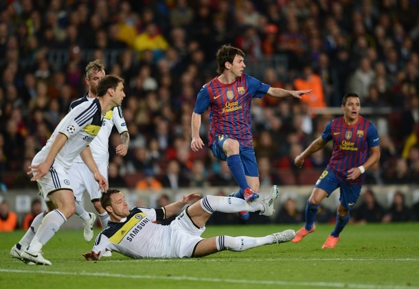Barca lại lao lên tấn công. Messi chơi đầy nỗ lực.