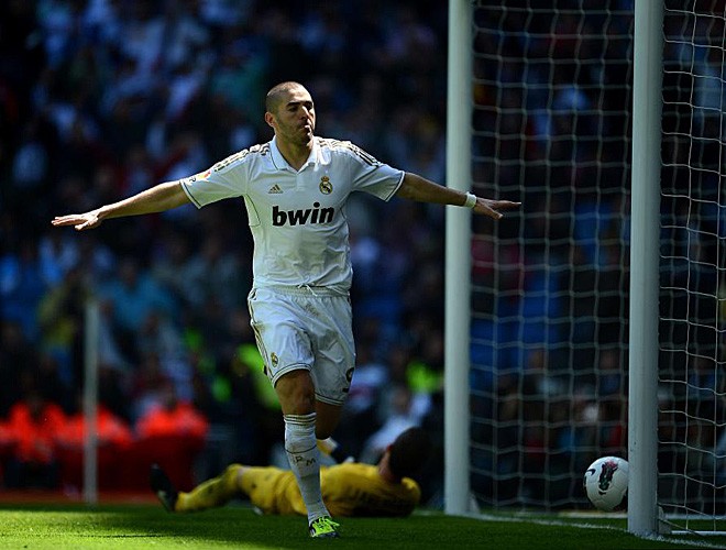 Benzema lần thứ hai làm rung lưới Real.