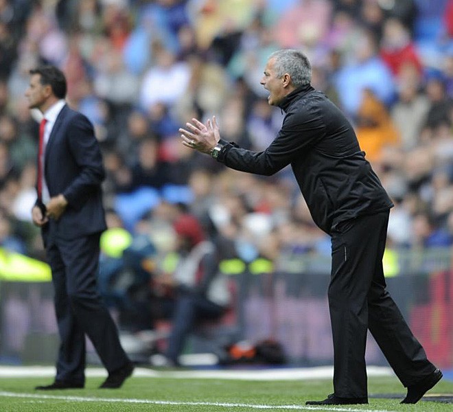 Mourinho liên tục có những chỉ đạo cầu thủ chủ động giảm nhịp độ trận đấu.