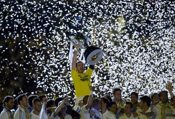 Real chính thức nhận cúp vô địch La Liga 2011/12.
