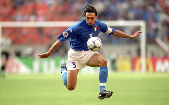 Paolo Maldini, từng là một siêu trung vệ của bóng đá thế giới. Nhưng chức vô địch Euro lại không mỉm cười với anh. Điển hình như ở VCK Euro 2000, tưởng chừng Italia đã lên ngôi vô địch, nhưng bàn thắng vàng của Trezeguet đã phá hủy giấc mơ của Maldini.