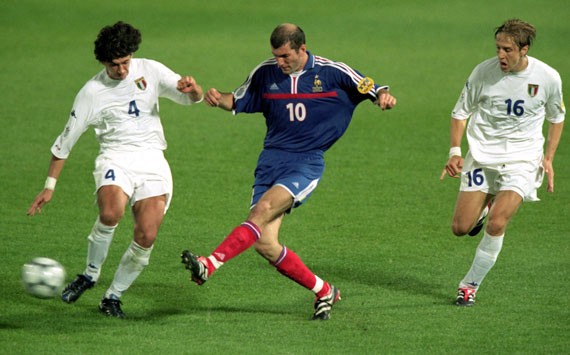 Lần đầu tiên Zinedine Zidane xuất hiện ở VCK Euro 1996. Đến VCK Euro 2000, anh cùng đồng đội lên "đỉnh" vinh quang sau khi hạ Italia trong trận chung kết.