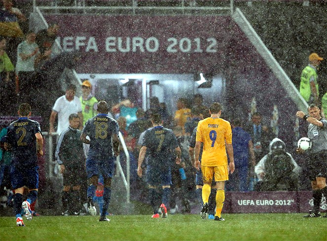 Cơn mưa quá lớn khiến trận đấu phải tạm hoãn.