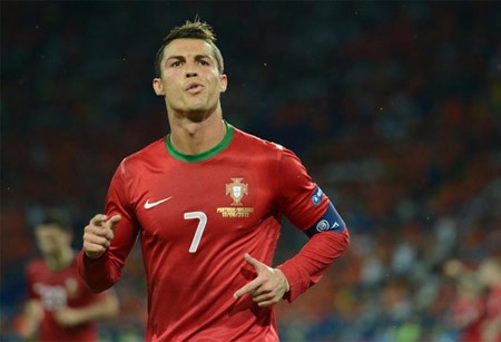 Ronaldo bắt đầu "nổ súng" ở VCK Euro 2012.