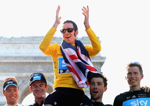 Bradley Wiggins trở thành cua-rơ người Anh đầu tiên vô địch giải Tour de France.