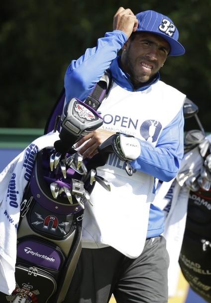 Tevez làm người phục dịch golf cho đồng đội tại giải British Open Golf Championship.