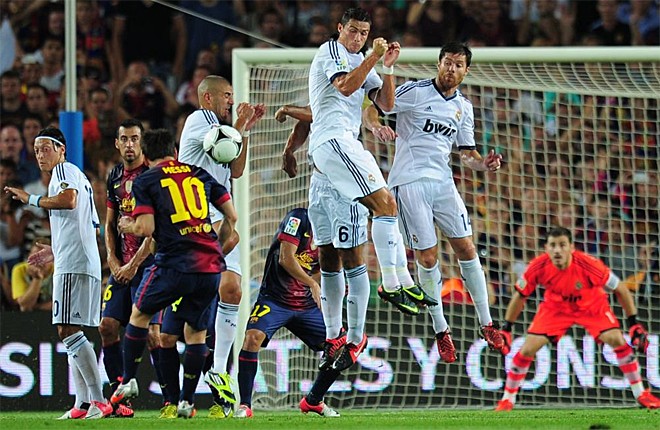 Messi trổ tài sút phạt.