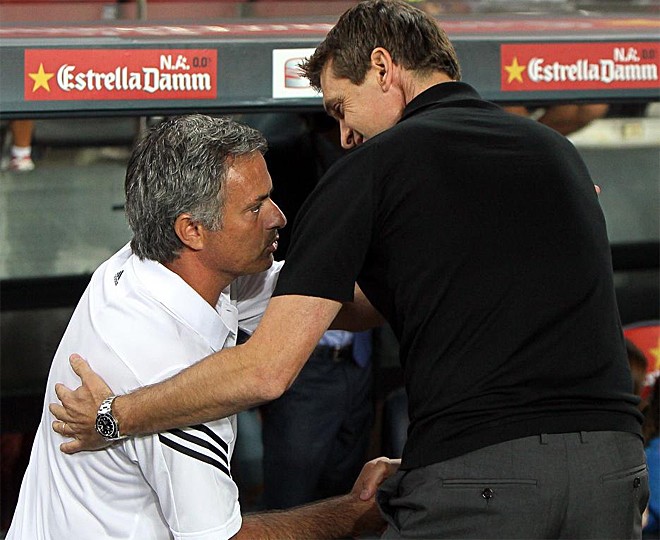 Vẻ thân mật trước trận đấu của Mourinho và Tito Vilanova.