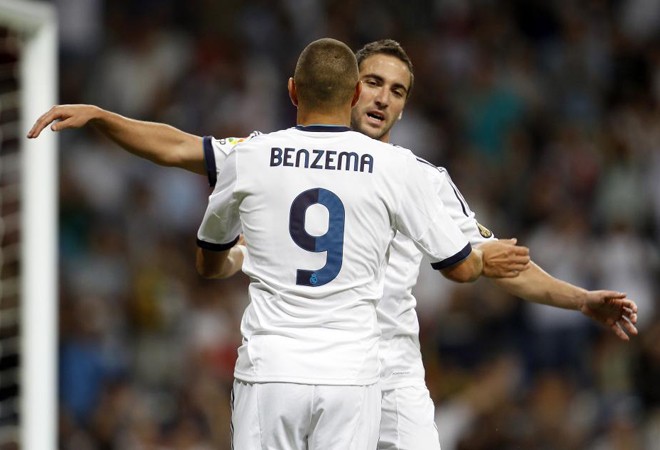 Benzema chia vui cùng đồng đội.