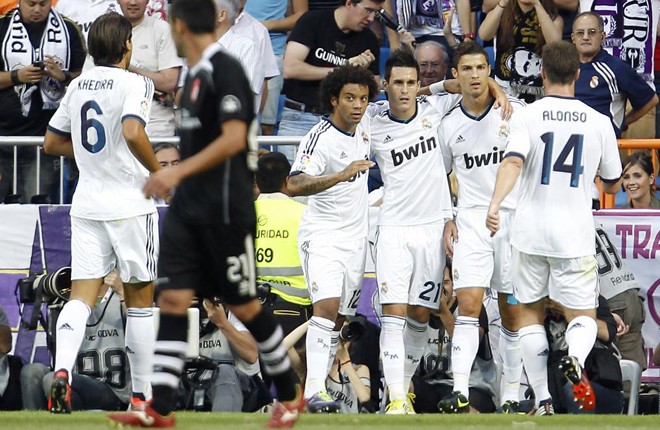Ronaldo ăn mừng bàn thắng miễn cưỡng.