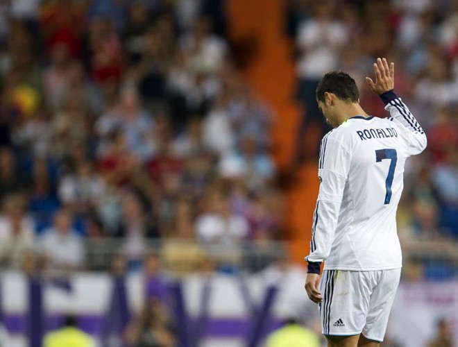 Ronaldo ăn mừng bàn thắng miễn cưỡng ở trận đấu với Granada.