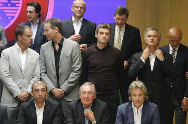 Tito mặt lạnh lùng, còn Mourinho tỏ vẻ kiêu căng khi chụp hình cùng các HLV khác.