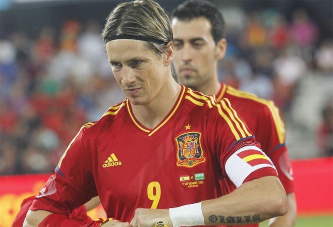 Torres nhận tấm băng đội trưởng La Roja trong lần khoác áo ĐTQG thứ 100 của anh.