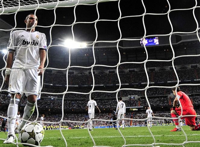 Lưới của Casillas rung lên lần thứ hai.