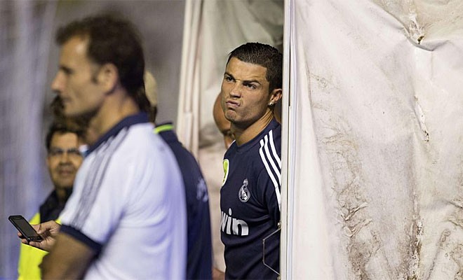 Mặt Ronaldo nhăn nhó vì không được ra sân thi đấu đúng kế hoạch.