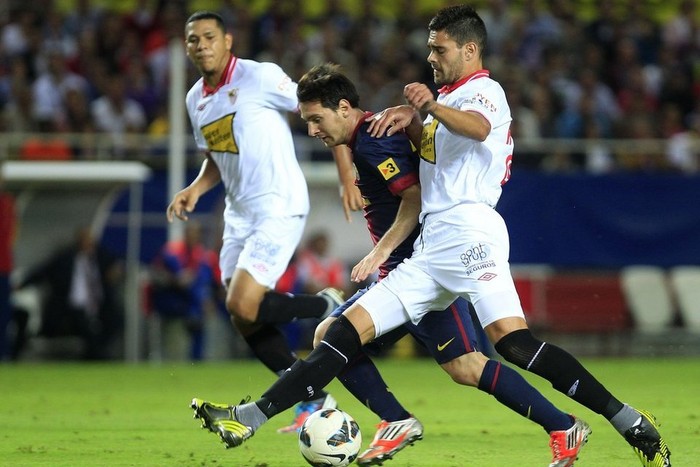 Sevilla khóa chặt Messi.