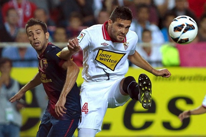 Sevilla tràn lên tấn công đối thủ sau bàn thắng mở tỷ số.
