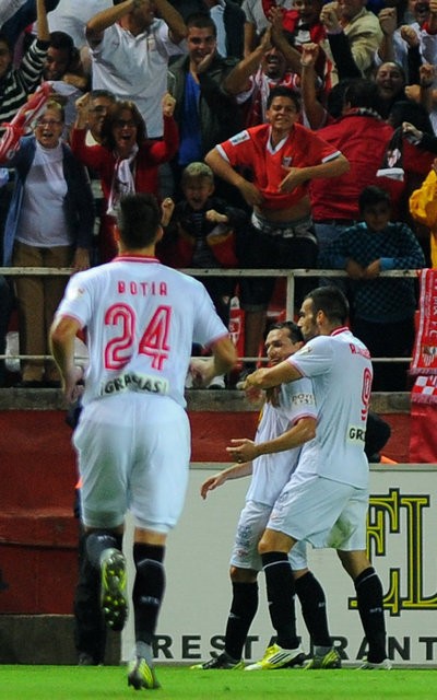 Negredo đem về bàn thắng thứ hai cho Sevilla.