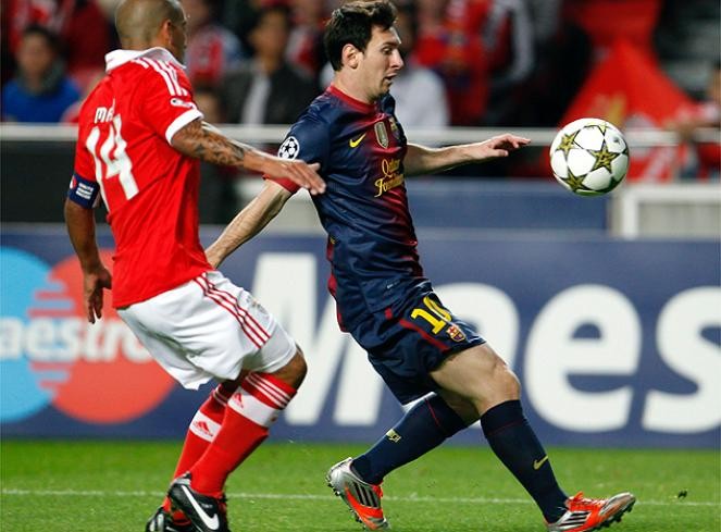 Messi lại là tâm điểm của trận đấu.