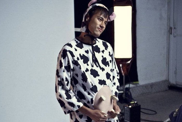Neymar hóa thân thành bò sữa.