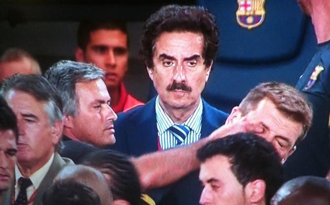 Trong quá khứ, Mourinho đã gây hấn với Tito bằng hành động "đâm" mất đối phương để đời.