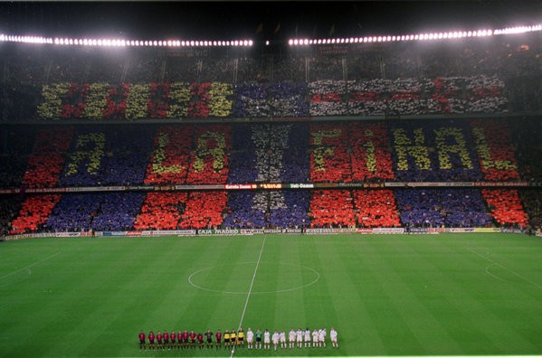 Barca đón Liverpool năm 2001.