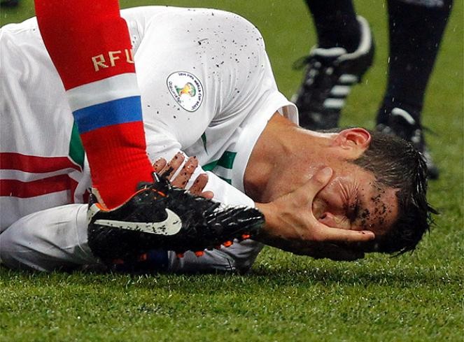 Ronaldo bị hậu vệ Nga "bóp chặt".