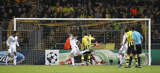 R. Lewandowski mở tỷ số trận đấu sau sai lầm của Pepe.