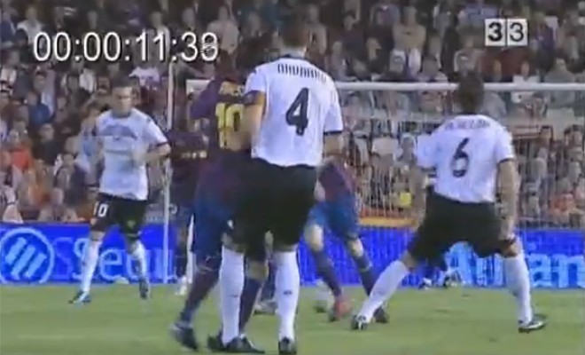 Messi cũng từng bị D.Navarro triệt hạ.