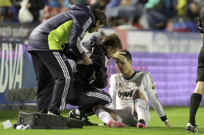 Ngay đầu trận, Ronaldo đã bị hậu vệ Levante chăm sóc kỹ càng. (Xem clip: Máu chảy đầm đìa trên mặt Ronaldo)