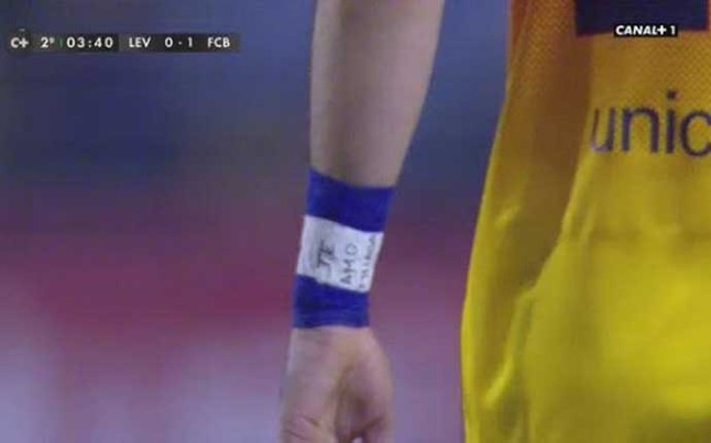 Thông điệp từ cổ tay trái của Messi.