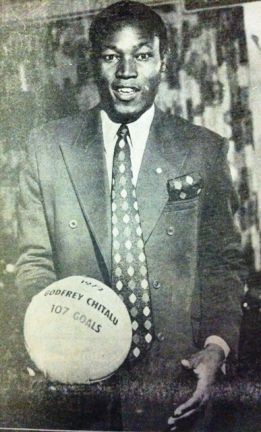 Godfrey Chitalu sinh ngày 22/10/1947. Năm 1968, trong màu áo Kitwe United, Chitalu ghi được tới 81 bàn thắng. Nhưng tới năm 1972, khi thi đấu cho Kabwe Warriors, ông đã…107 lần sút tung lưới đối phương trong một năm ở các giải đấu như VĐQG Zambia, Cúp Quốc gia Zambia, Cúp châu Phi và các trận đấu khác của ĐT Zambia.