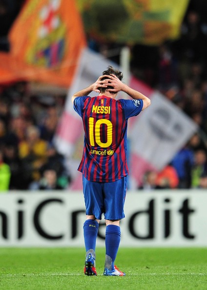 Messi 2012 Xem hình Messi 2012 và nhớ lại khoảnh khắc người hùng này giành giải Quả bóng Vàng đầu tiên của mình. Sự tinh túy và tài năng của anh ta rực rỡ trong từng pha chạy bóng, tạo ra những khoảnh khắc khó quên cho các cổ động viên bóng đá.