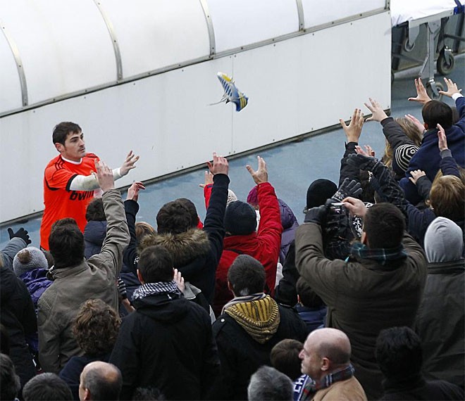 Sau khi bị Mourinho 'đày' lên băng ghế dự bị, CĐV bày tỏ sự ủng hộ đối với Casillas.